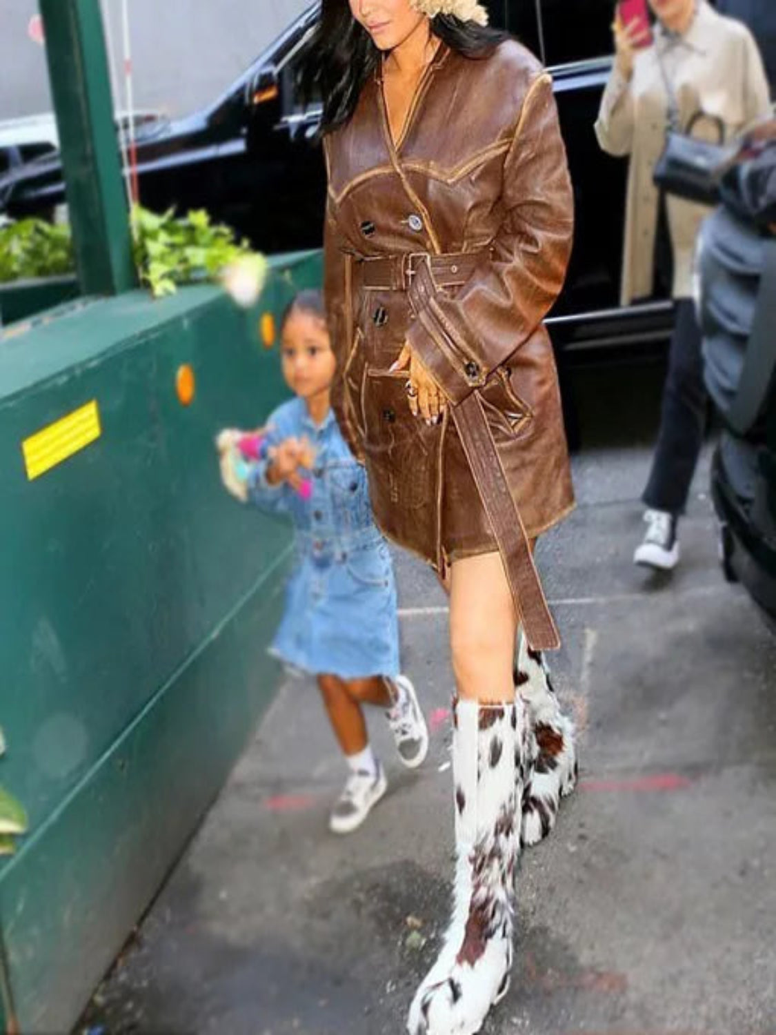 KylieJennerDistressedBrownLeatherCoat_1_1