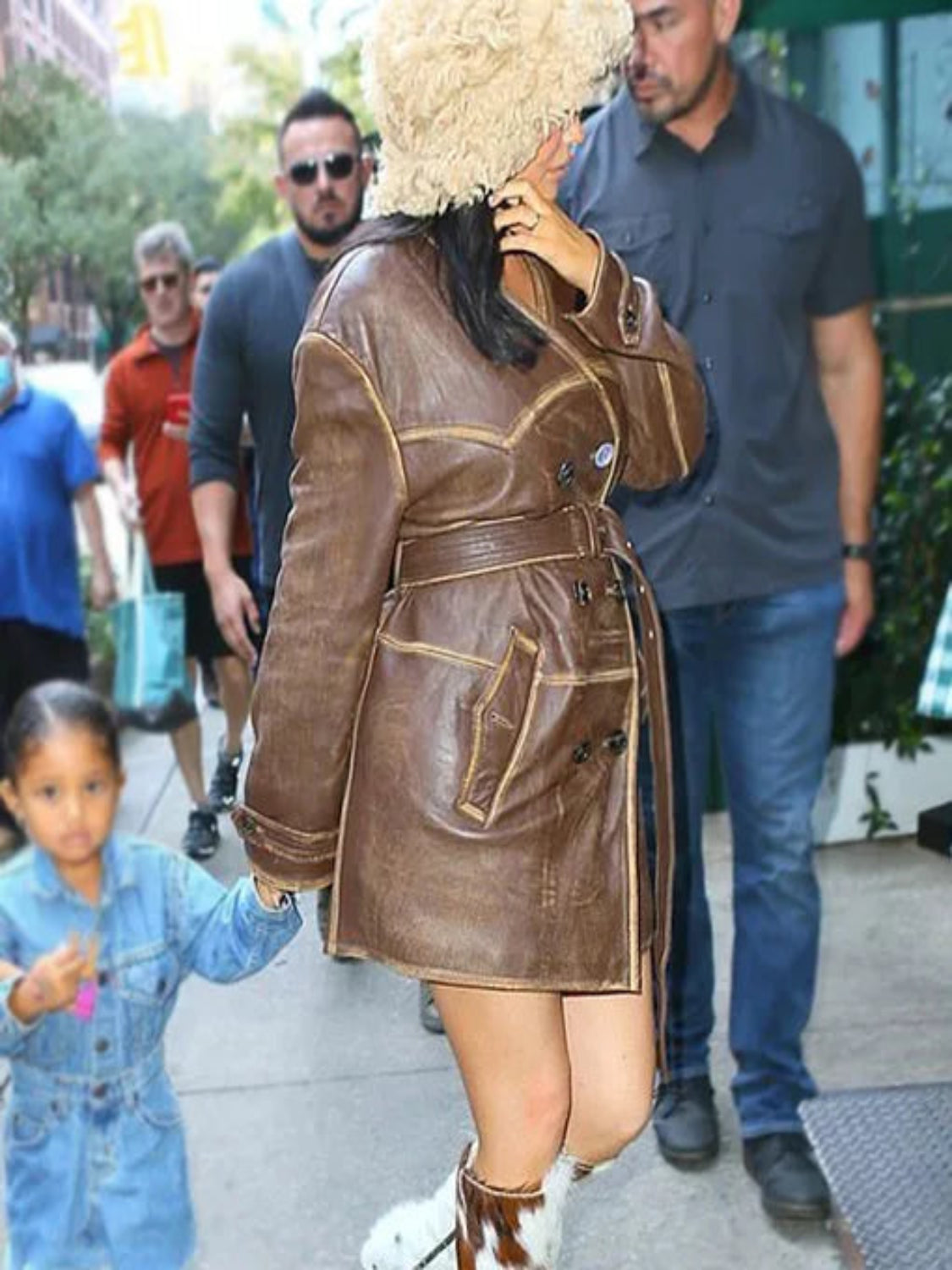 KylieJennerDistressedBrownLeatherCoat_2_1