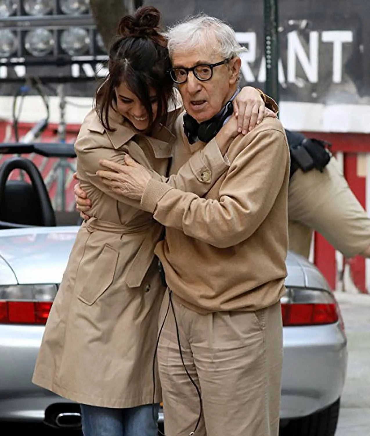 SelenaGomezARainyDayinNewYorkLongCoat_3