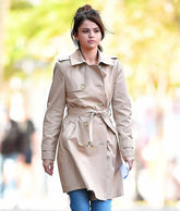 SelenaGomezARainyDayinNewYorkLongCoat_1