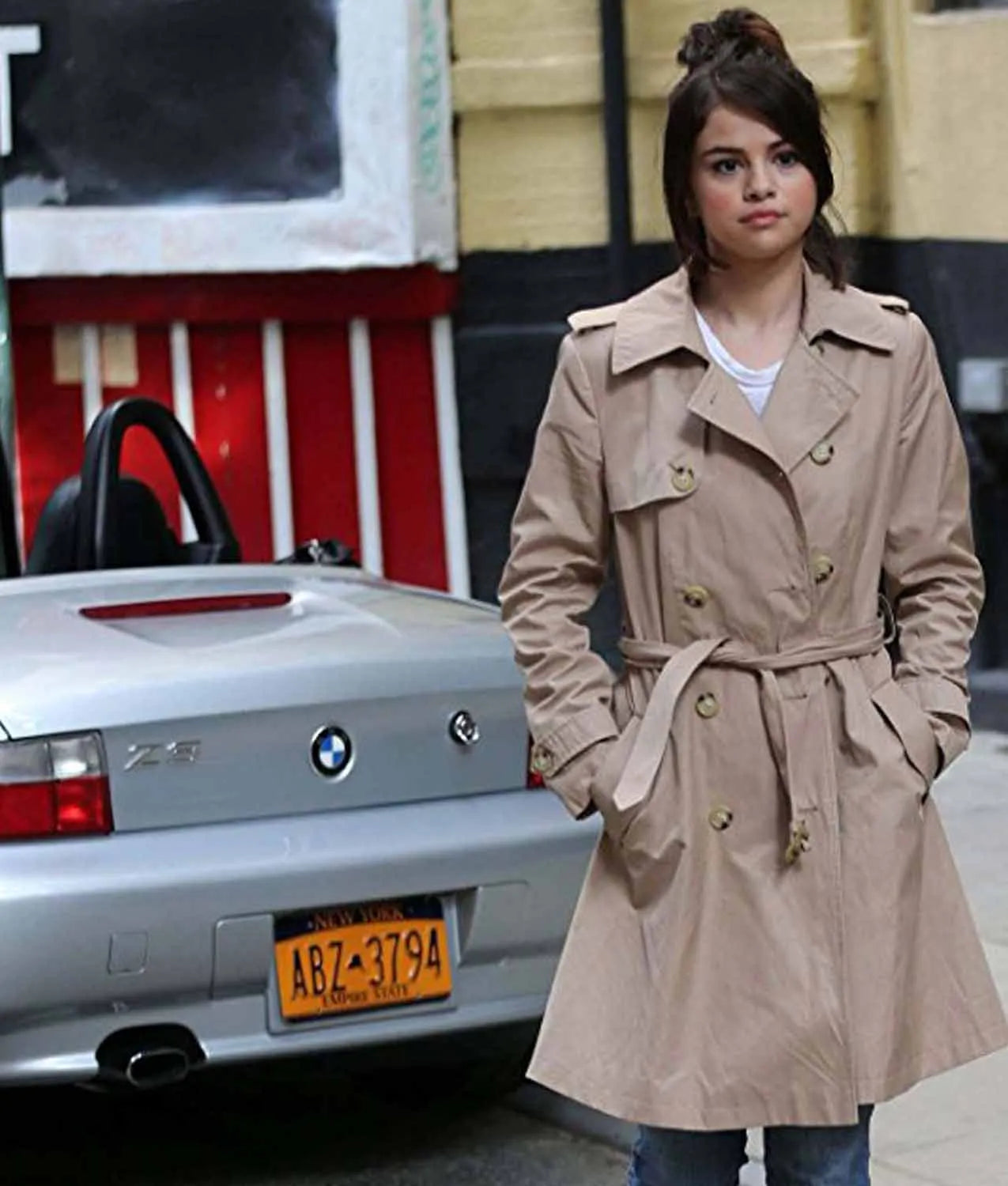SelenaGomezARainyDayinNewYorkLongCoat_3