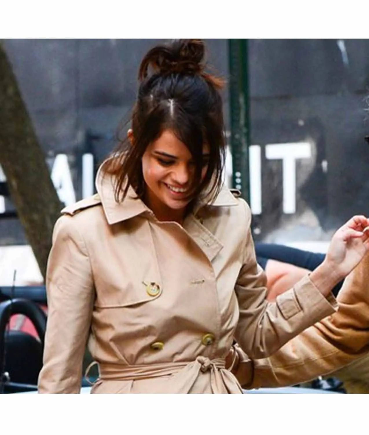 SelenaGomezARainyDayinNewYorkLongCoat_4