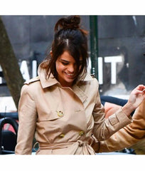 SelenaGomezARainyDayinNewYorkLongCoat_4