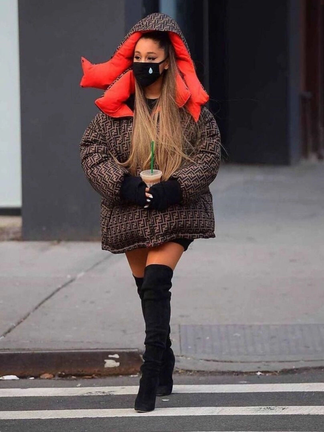 SingerArianaGrandeReversiblePufferJacket_1_1