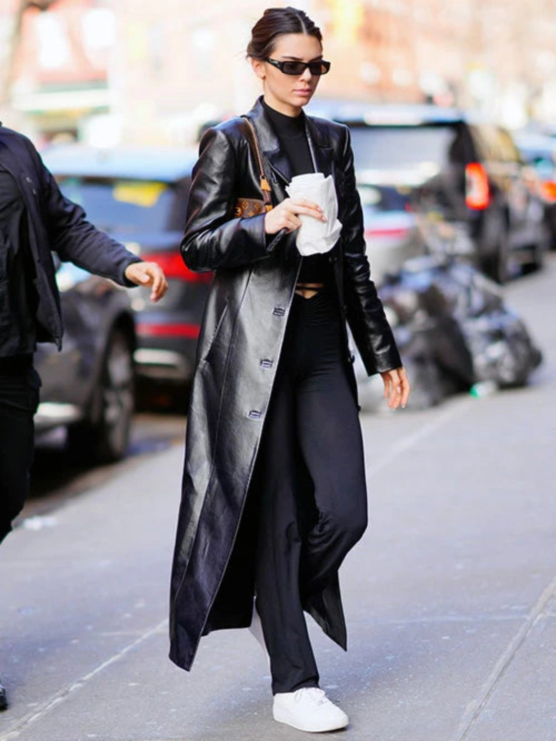 KendallJennerBlackTrenchLeatherCoat_5